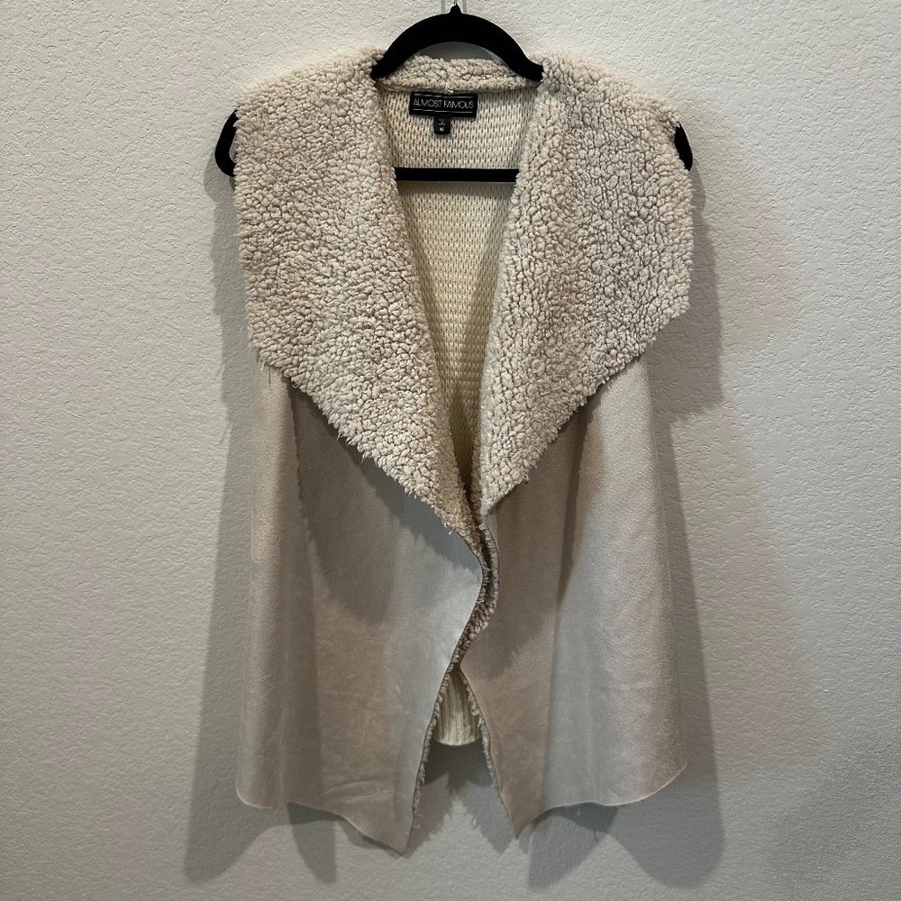 Almost Famous Women's White Sleeveless Faux Suede Sweater Vest Jacket, Size M